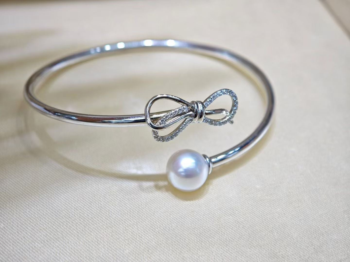 Sterling Silver Bow Bracelet with 9–10mm White Pearl – Elegant Open Cuff Design