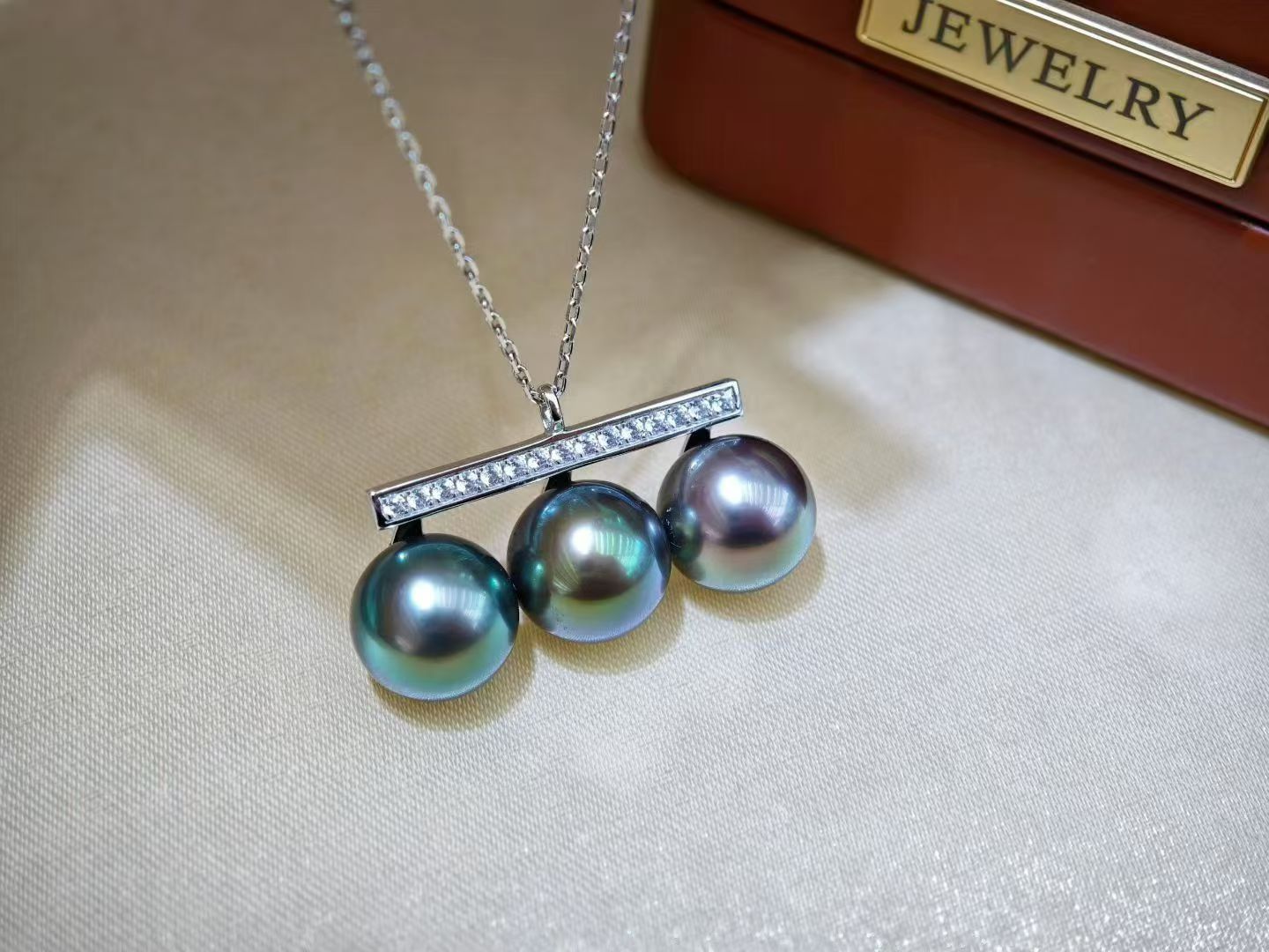 Colorful Balance – G18K Gold Triple Tahitian Pearl Necklace