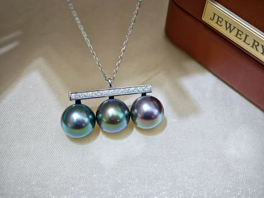 Colorful Balance – G18K Gold Triple Tahitian Pearl Necklace