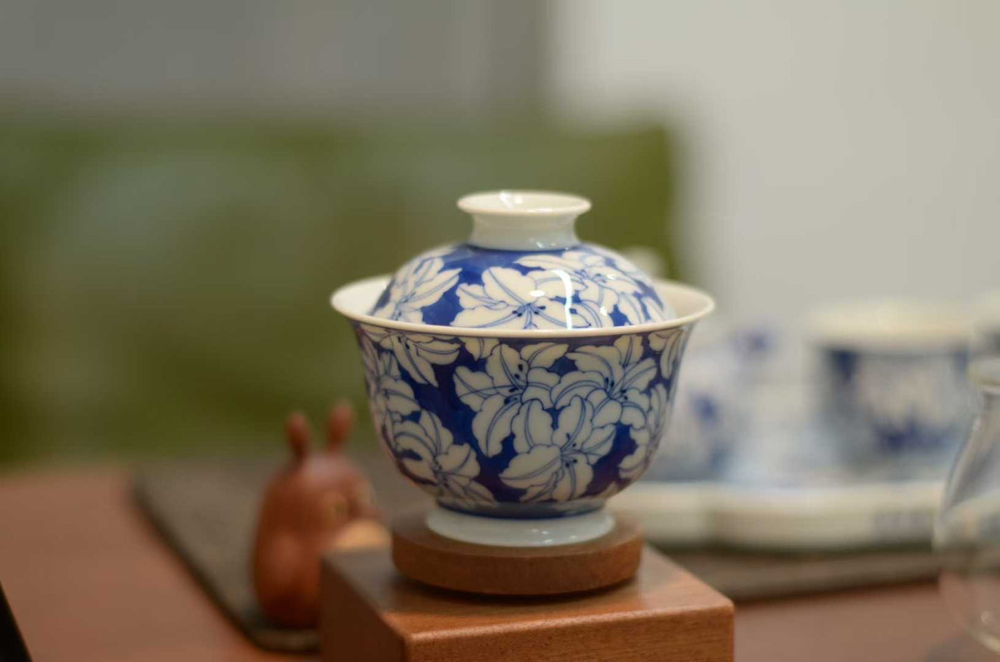 Handmade Qinghuaci Lily Flower Gaiwan