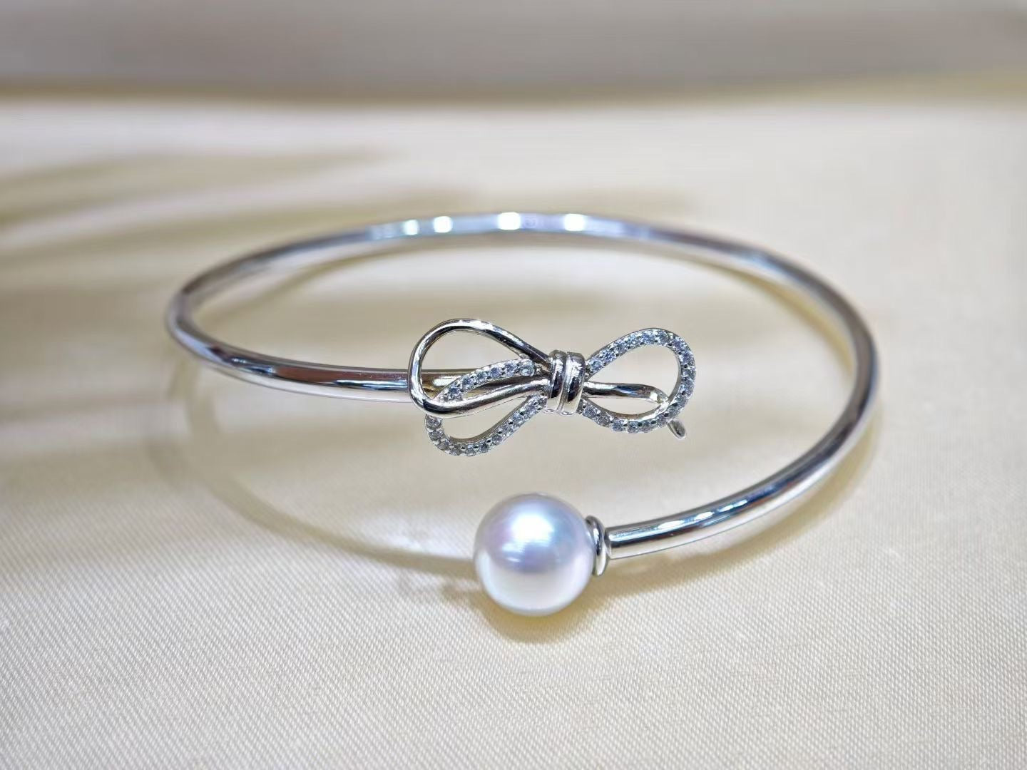 Sterling Silver Bow Bracelet with 9–10mm White Pearl – Elegant Open Cuff Design