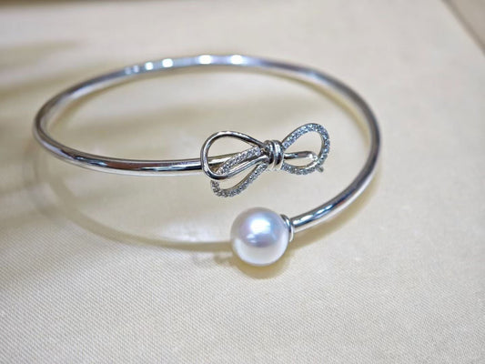 Sterling Silver Bow Bracelet with 9–10mm White Pearl – Elegant Open Cuff Design